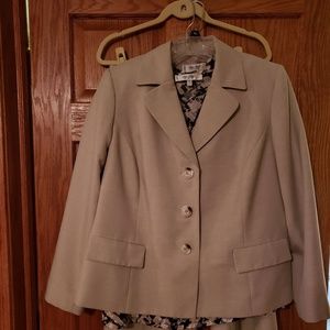 Jones Studio Beige Blazer 14w matching 1x top